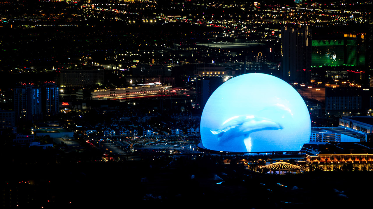 拉斯维加斯夜景中的蓝色 Sphere,与远中近城市建筑